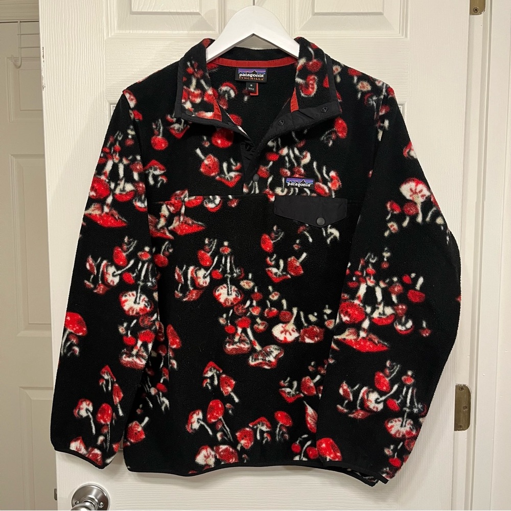 Patagonia Synchilla Snap-T Fleece Pullover in Black and Red Mushroom Print